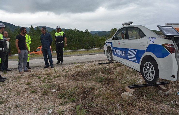 Karabük’te iki kara noktaya maket polis aracı yerleştirildi