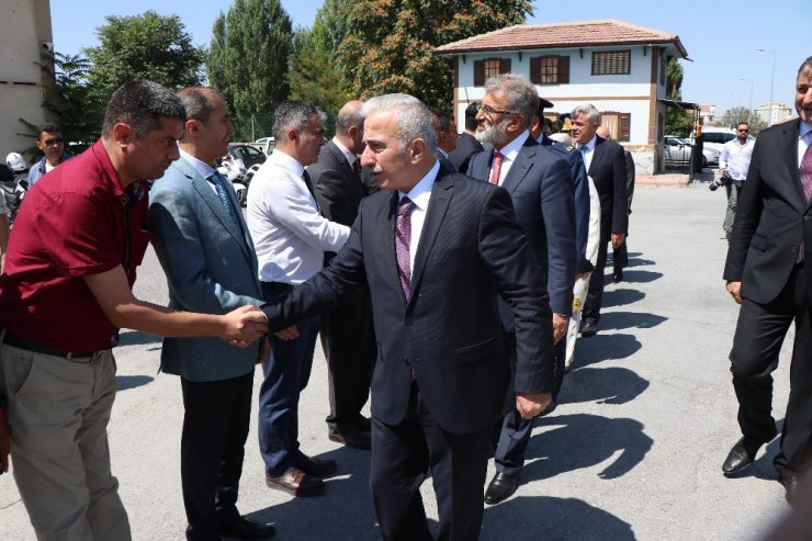 Vali Kamçı, "Yetkisi olmayan kişileri kurban derilerini vermeyin"