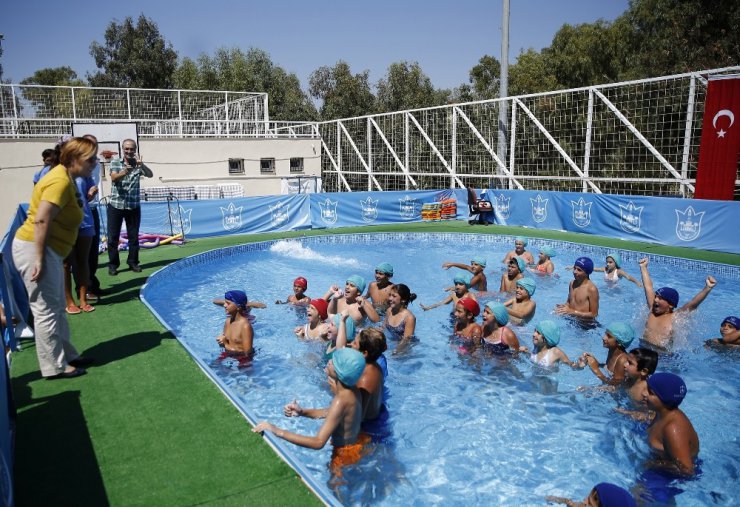 Konaklı minikler yüzmeyi öğrendi