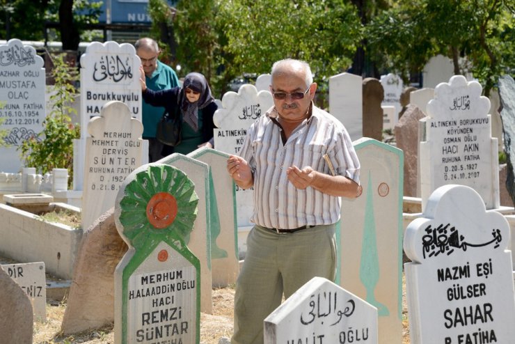 Konya’da mezarlıklarda ve şehitliklerde ziyaretçi yoğunluğu