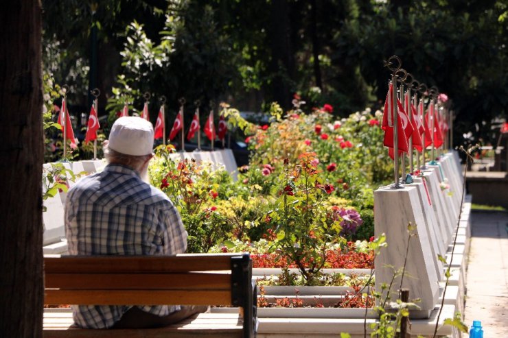 Edirnekapı Şehitliği’ne ziyaretçi akını