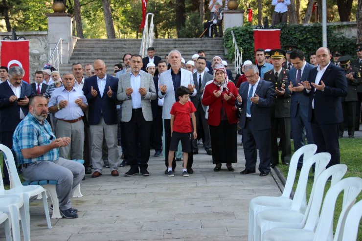 Protokolden şehitliğe ziyaret