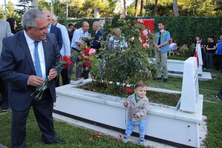 Protokolden şehitliğe ziyaret