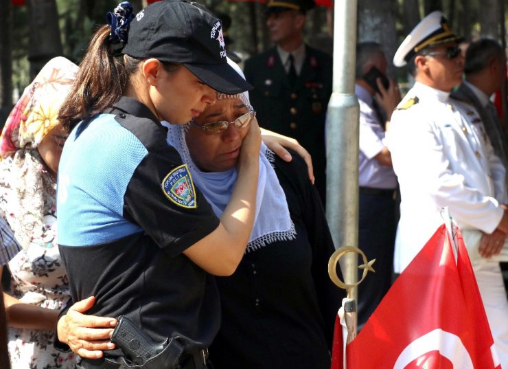 Genç polis ile şehit annesi herkesi duygulandırdı