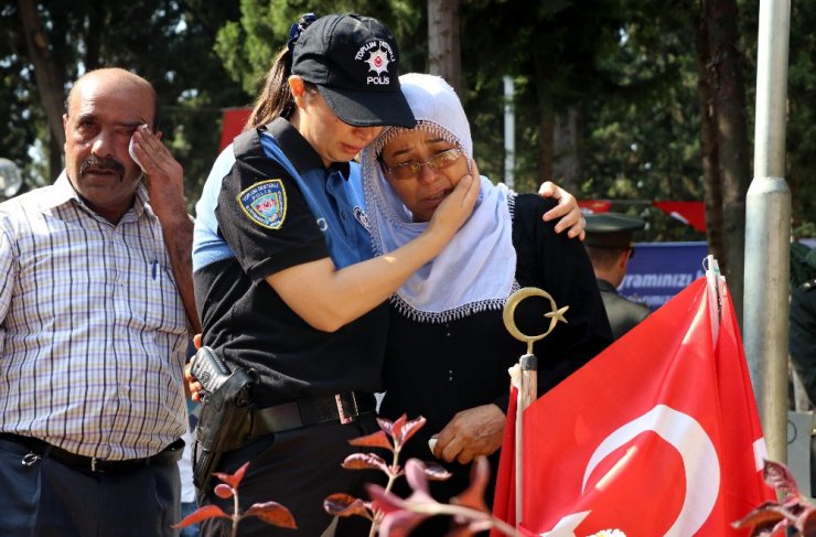 Genç polis ile şehit annesi herkesi duygulandırdı