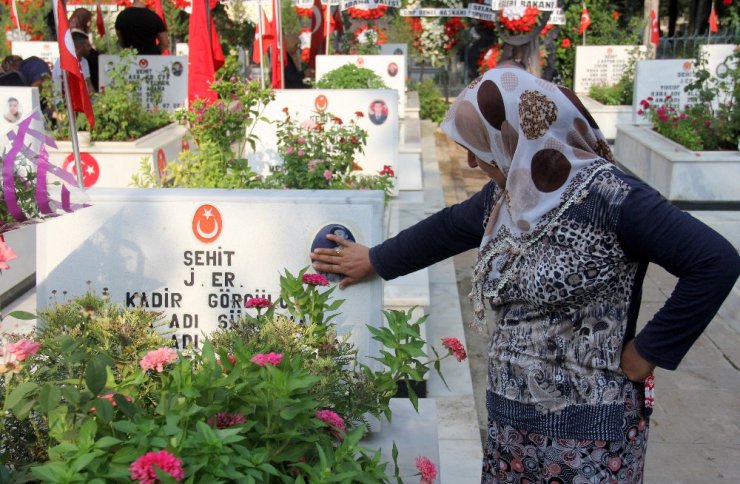 Şehit annesi: "Yüreğimizde bir eksiklik var, bayram bizim neyimize"