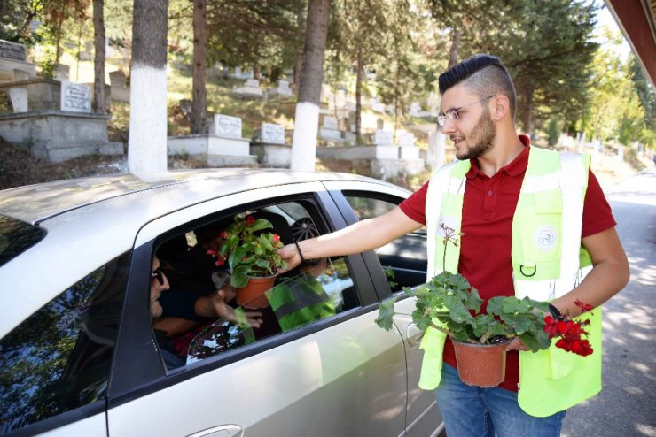 Bozüyük Asri Mezarlığı’nda arefe günü yoğunluğu