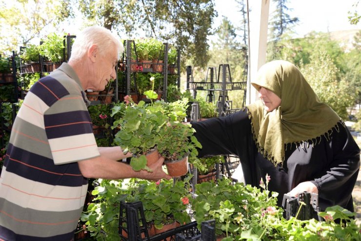 Bozüyük Asri Mezarlığı’nda arefe günü yoğunluğu