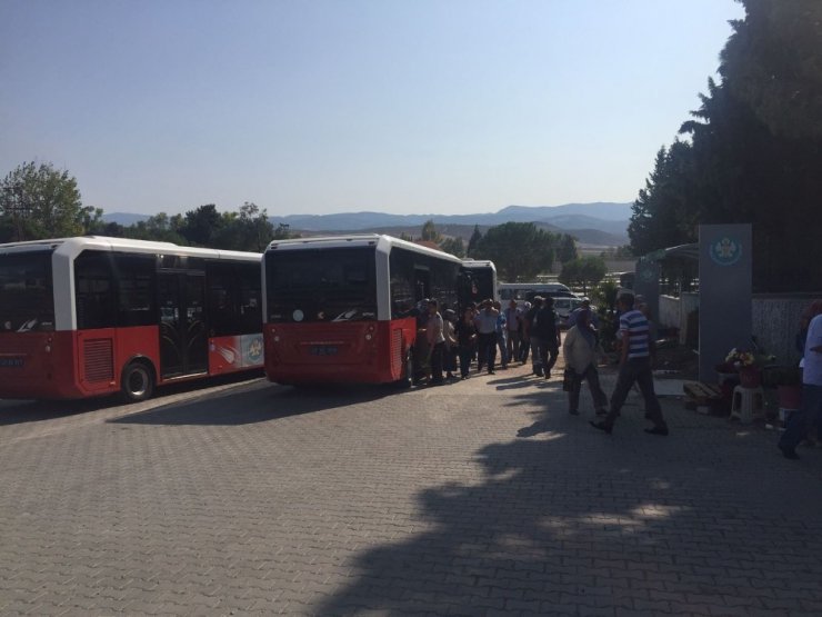 Büyükşehir kabir ziyaretine gelen vatandaşları unutmadı