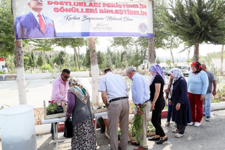 Büyükşehir Belediyesi’nden mezarlık kapısında vatandaşa çiçek ve su