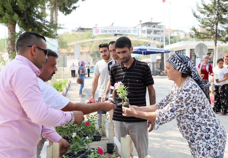 Büyükşehir Belediyesi’nden mezarlık kapısında vatandaşa çiçek ve su