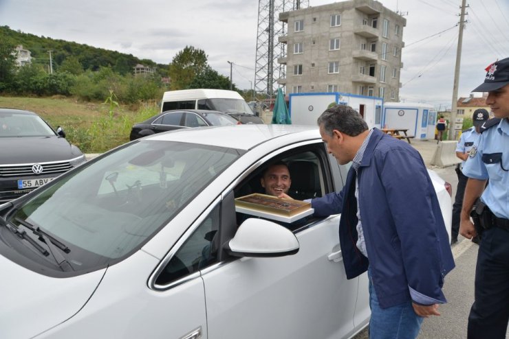 Vali Kaymak‘tan sürücülere çikolata