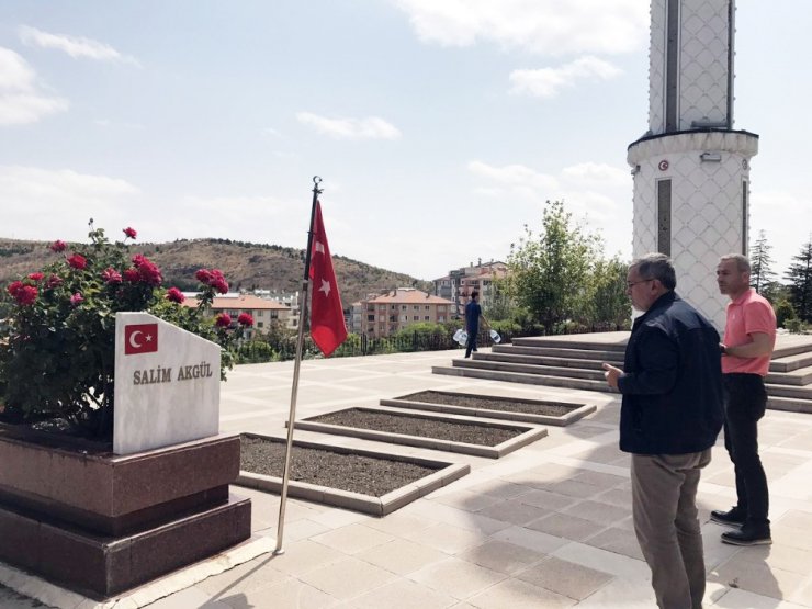 Başkan Çetin arife gününde şehitliği ziyaret etti