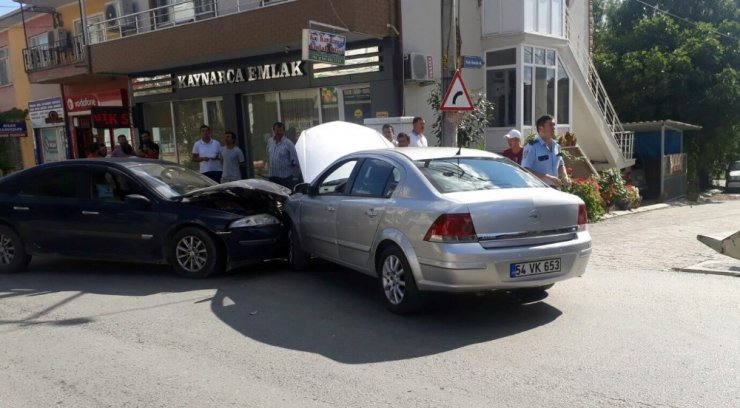 Sakarya’da iki otomobil kafa kafaya çarpıştı: 3 yaralı