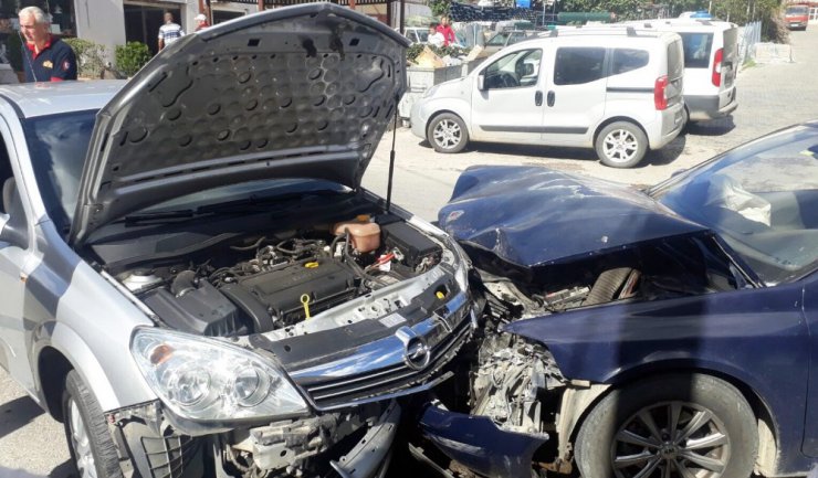 Sakarya’da iki otomobil kafa kafaya çarpıştı: 3 yaralı