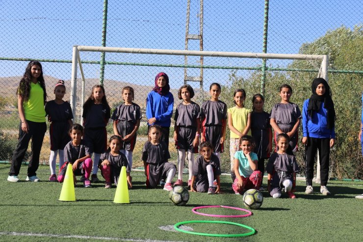 Gürpınarlı kız çocukların futbol ilgisi