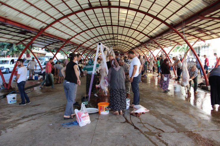 Manisalılar kurbanlarını kesti