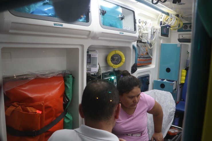 Ambulans otomobillere çarptı: 6 yaralı