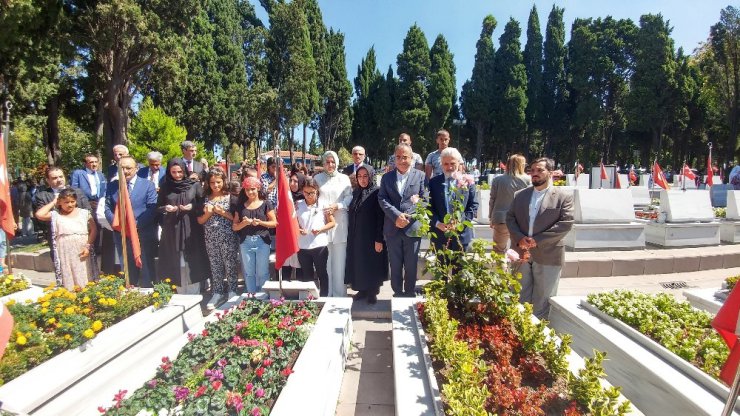 Bakan Kaya, şehitlikleri ziyaret etti