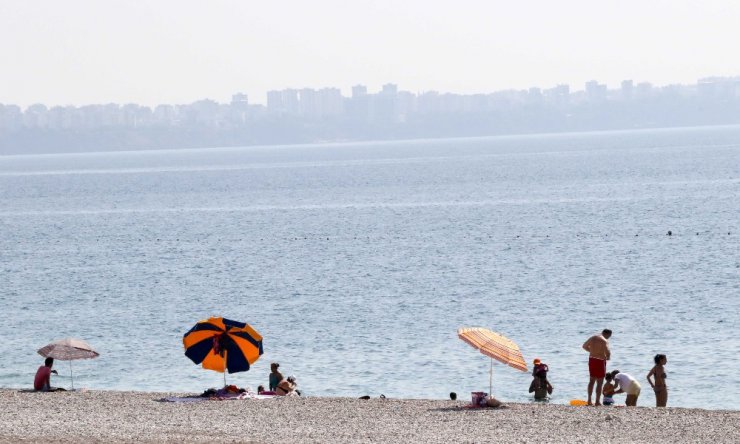 Antalya sahillerinde ilk gün sessizliği