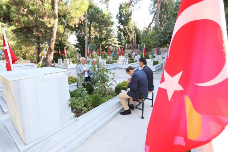 Başbakan Yardımcısı Hakan Çavuşoğlu bayramda şehitleri ziyaret etti