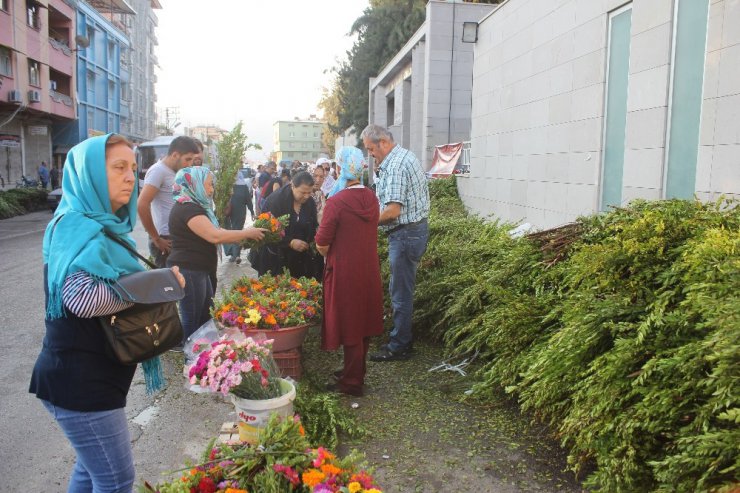 Bayramda camiler ve mezarlıklar doldu, taşt