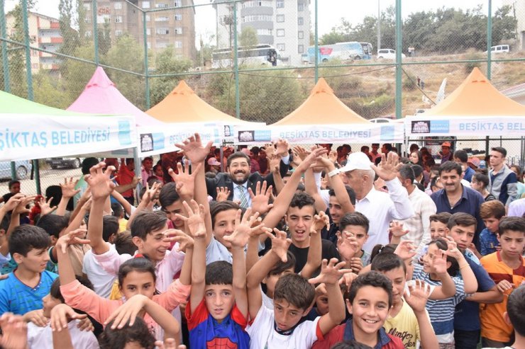 Beşiktaş Belediye Başkanı Hazinedar, Hakkari’de Çocuk Festivali’ne katıldı
