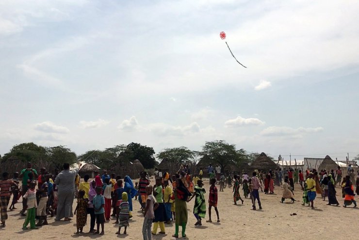Kenyalı çocuklar ilk kez uçurtmayla tanıştı