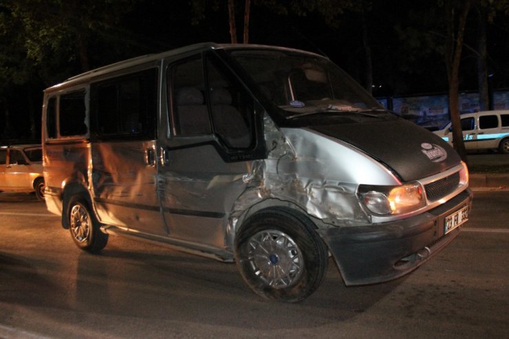 Elazığ’da minibüs 3 araca çarptı, 4 kişi yaralandı