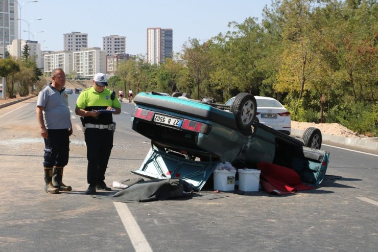 Takla atan otomobildeki 3 kişi ağır yaralandı