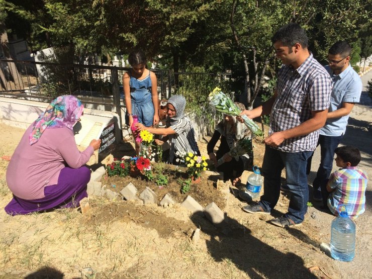 Alperen’in ailesinden bayramda hüzünlü mezar ziyareti