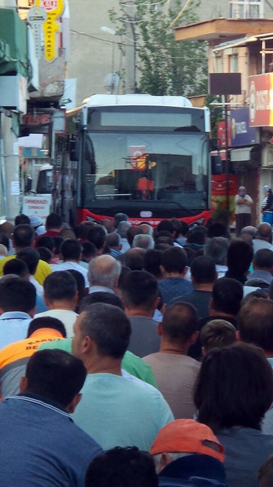 Cemaat yolda namaz kıldı, halk otobüsü kontak kapattı