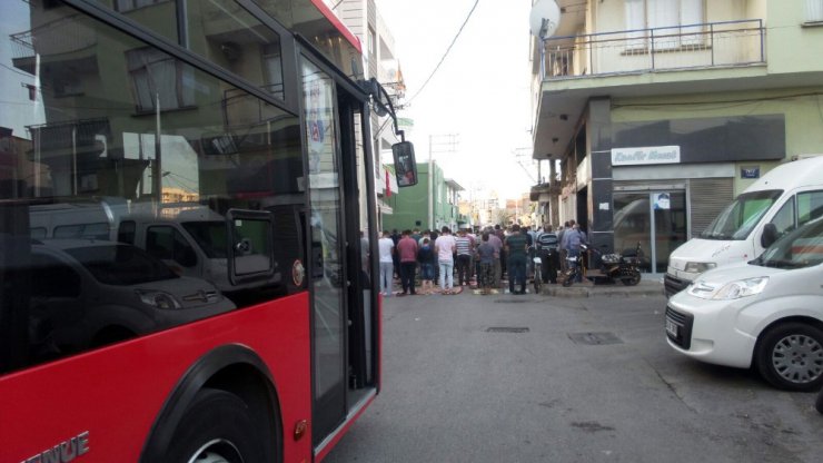 Cemaat yolda namaz kıldı, halk otobüsü kontak kapattı