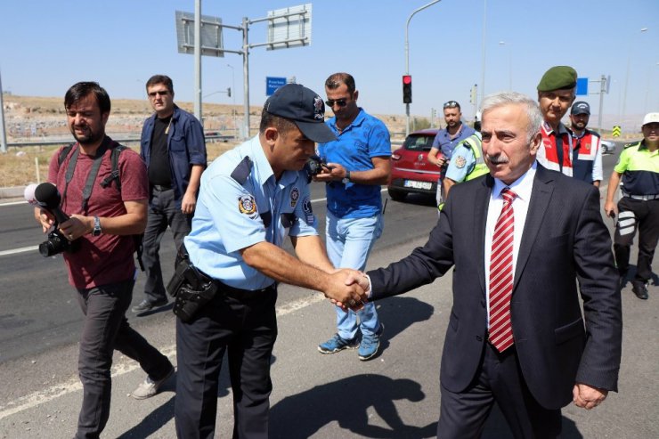 Vali Kamçı, uygulama noktasındaki polis ve jandarmayı ziyaret etti, trafik denetimi yaptı