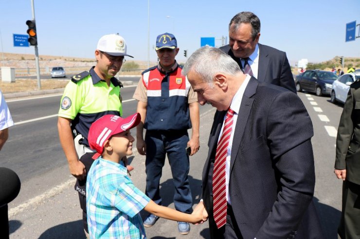 Vali Kamçı, uygulama noktasındaki polis ve jandarmayı ziyaret etti, trafik denetimi yaptı