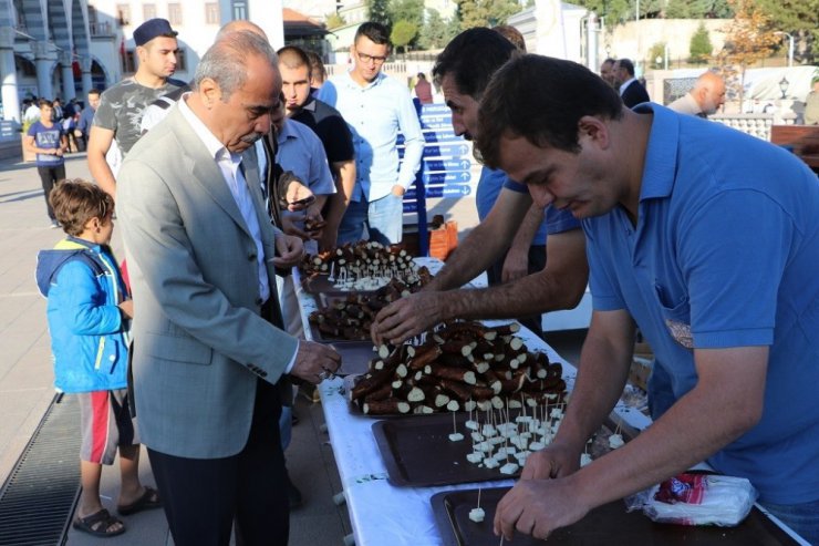 Kırıkkaleliler Nur Cami’de bayramlaştı