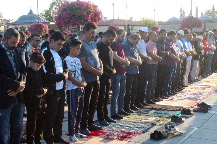 Konya’da bayram namazı kılındı, camiler doldu taştı