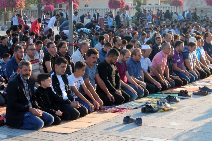 Konya’da bayram namazı kılındı, camiler doldu taştı