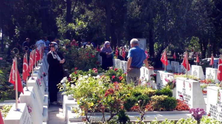 Edirnekapı Şehitliği’ne ziyaretçi akını