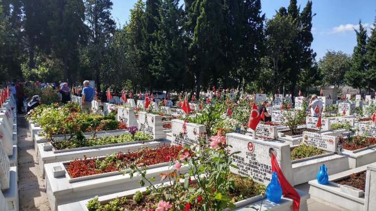 Edirnekapı Şehitliği’ne ziyaretçi akını