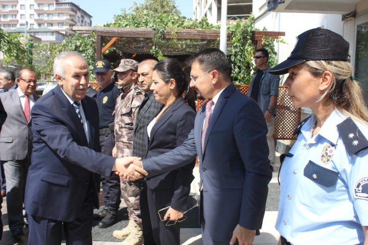 Vali Ata, polis ve askerle bayramlaştı