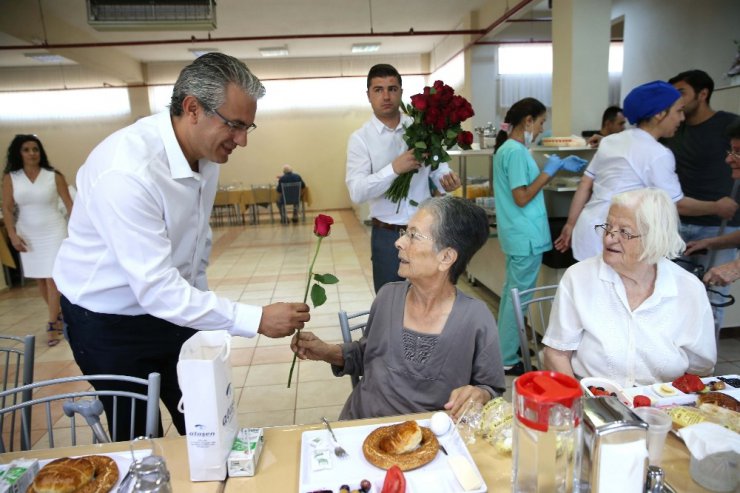 Akpınar, huzurevini ziyaret etti