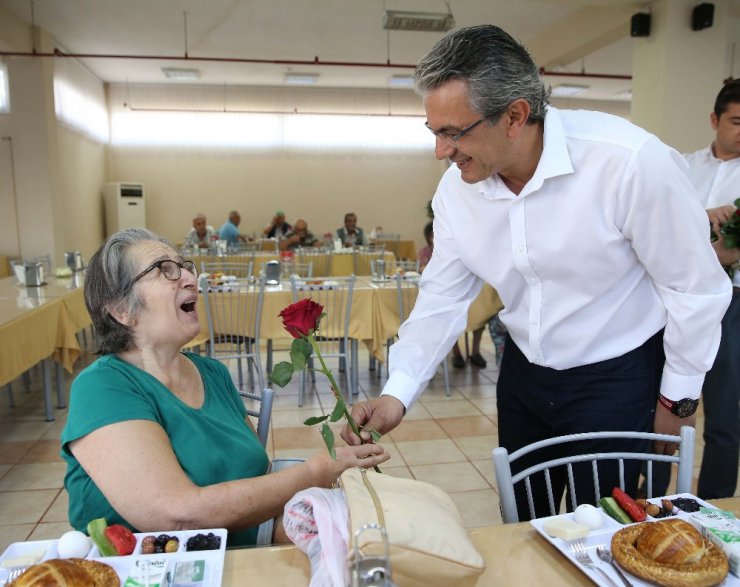 Akpınar, huzurevini ziyaret etti