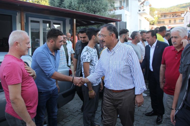 Bakan Özhaseki İzmir’de vatandaşlarla bayramlaştı