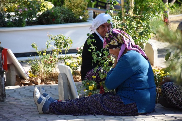 Malatya’da şehitlikte hüzünlü bayram