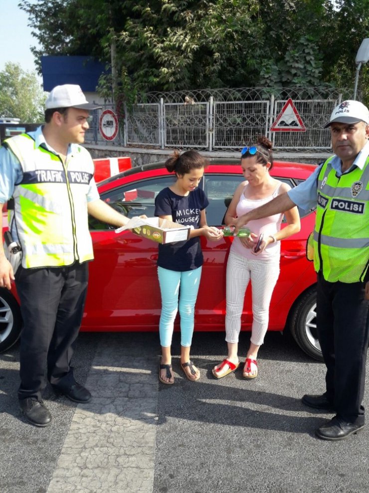 Tarsus Bölge Trafik ekiplerinden şekerli çikolatalı uygulama