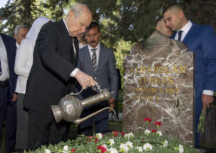 MHP Genel Başkanı Bahçeli: "Kör Niko’nun meyhanesine gidip içsinler"