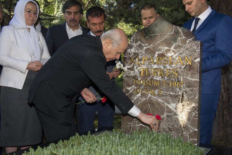 MHP Genel Başkanı Bahçeli: "Kör Niko’nun meyhanesine gidip içsinler"