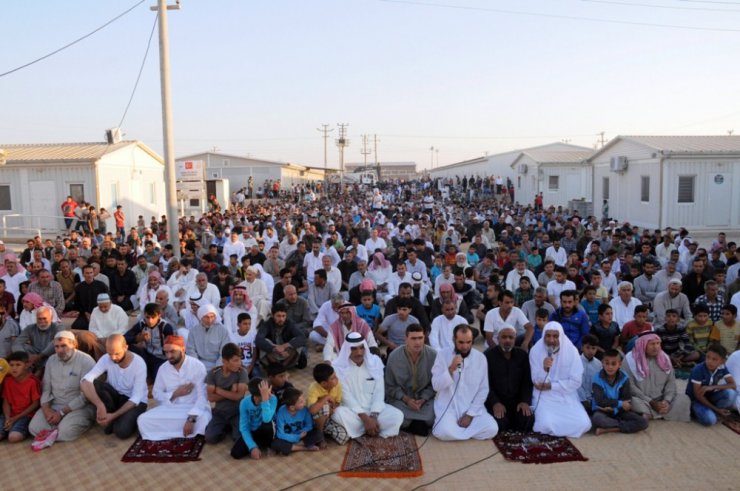 Kampta kalan Suriyeliler bayram namazında savaşın bitmesi için dua etti