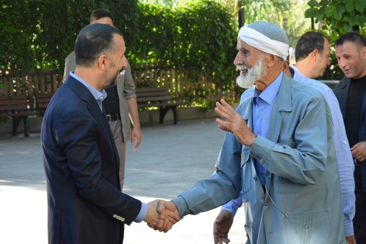 Şanlıurfa’da vatandaşlar cami ve mezarlıklara akın etti